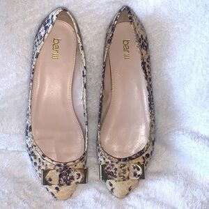 bar lll size 7.5 Women’s snakeskin flats with Gold details in the bow. EUC